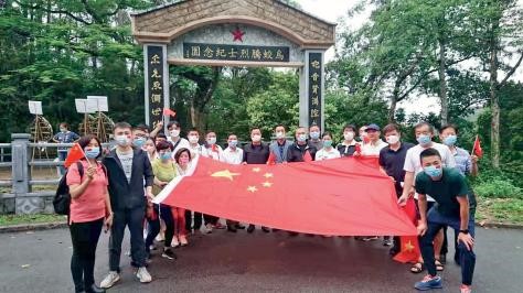 2021 年 6 月，姚志胜（后排左六）组织香港统促总会举办“缅怀抗日英雄学习爱国历 史”活动。