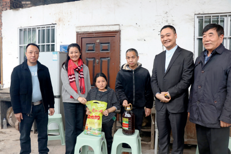 2021 年 3 月 1  日，刘以勤（左二）赴古蔺西华村开展宜居乡村建设调研