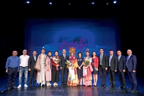 “亲情中华 ? 美丽四川”艺术团走进希腊，向当地侨胞和国际友人展示巴蜀文化（右五 为刘以勤）