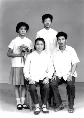 卓旭光（后排右一）出生在一个华侨世家