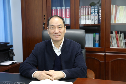 图为魏世忠在办公室