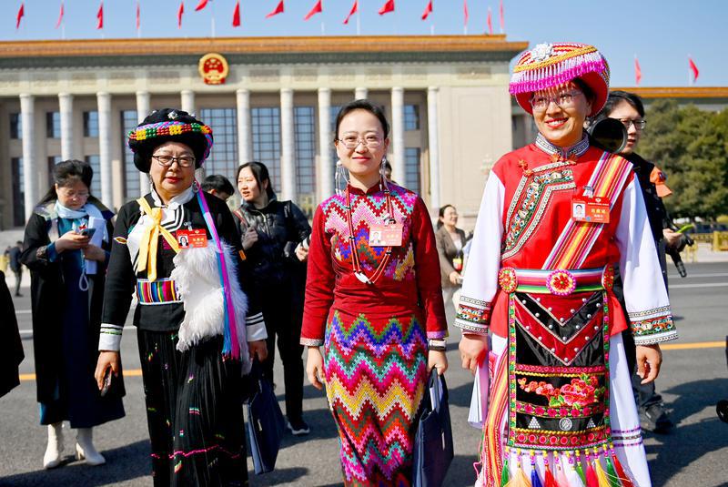 坚定各民族团结一心，共同履职为民的信心