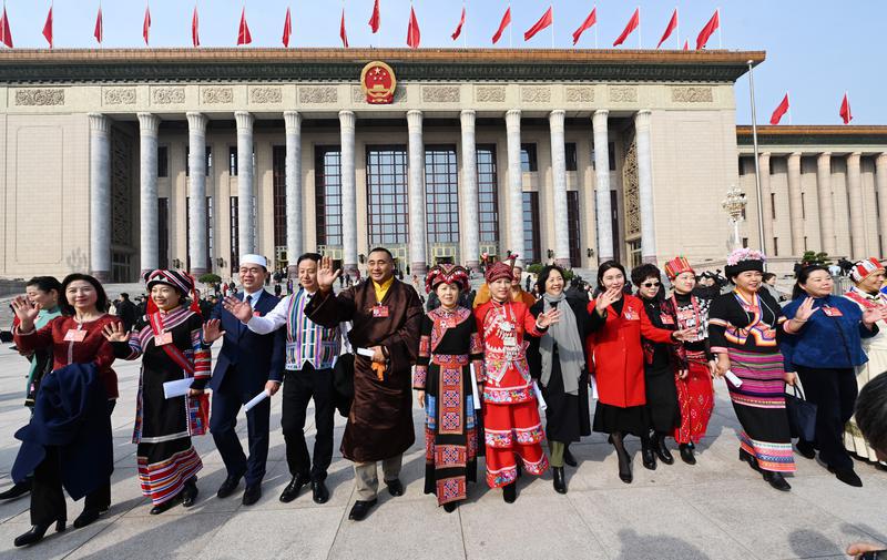 全国政协委员们步出会场