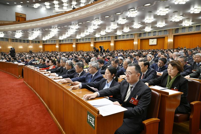 闭幕会按表决器通过决议