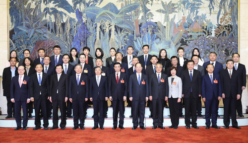 两会丨王沪宁看望参加全国政协十四届二次会(4106809)-20240310215956