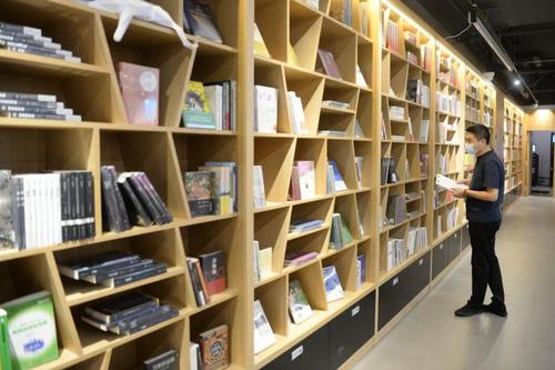 △一位读者在图书馆阅读。人民政协报·人民政协网记者 贾宁摄