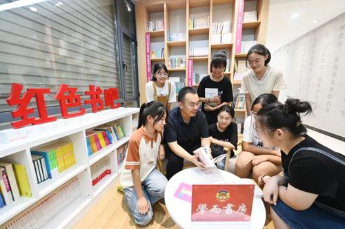 △学生们在阅读。人民政协报·人民政协网记者 贾宁摄