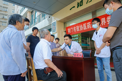 杨明炜：履职答卷里写满“为民药方”(4662565)-20240531093146