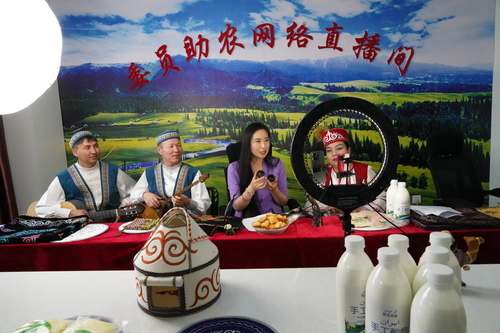 阿什里乡委员直播间通过直播销售助农牧民增收