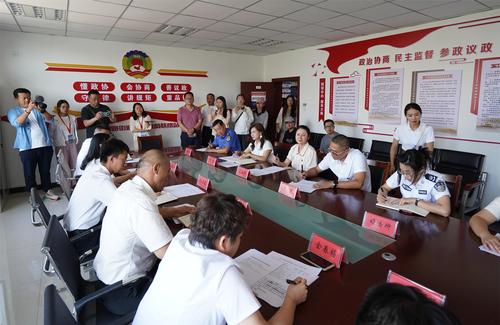 绿洲路街道委员联络站正在进行小微协商活动