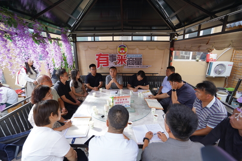 在阜康市三工河乡山坡中心村协商小院中，经济界别流动委员工作室协商活动助力乡村振兴