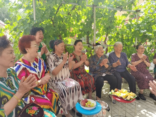 沙尼汗委员在沙尼汗居家养老服务中心与老人们一起唱歌