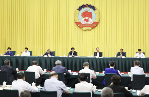 7月22日，全国政协在北京召开2024年上半年宏观经济形势分析座谈会，中共中央政治局常委、全国政协主席王沪宁出席并讲话。