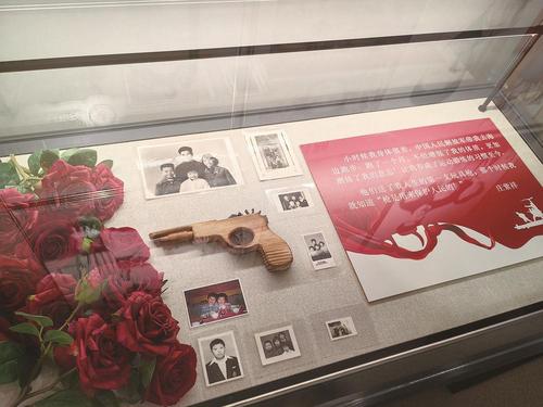 下宅村侨史馆三楼陈列的木制玩具枪讲述着侨乡的历史