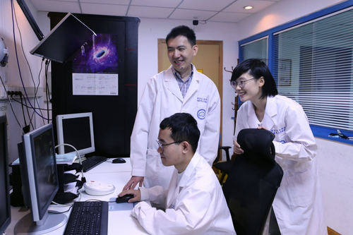 蒋毅（后左一）指导学生。（图片由受访者提供）