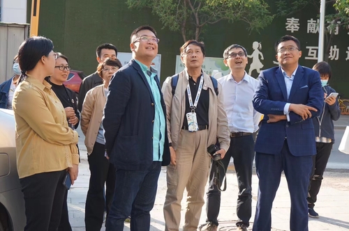 李岩（前排左一）向国家文物局调研组介绍沈阳革命文物肇新窑业公司的修缮?；で榭?。 （图片由受访者提供）