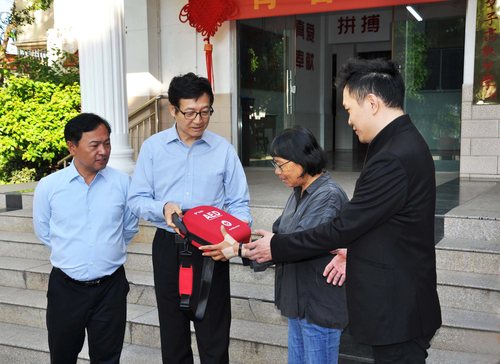 二○二三年九月二十三日，孙达率“红心闪闪”项目办成员前往云南省丽江市华坪女子高级中学进行捐赠。图为孙达（左二）向张桂梅（右二）介绍AED。 （图片由受访者提供）