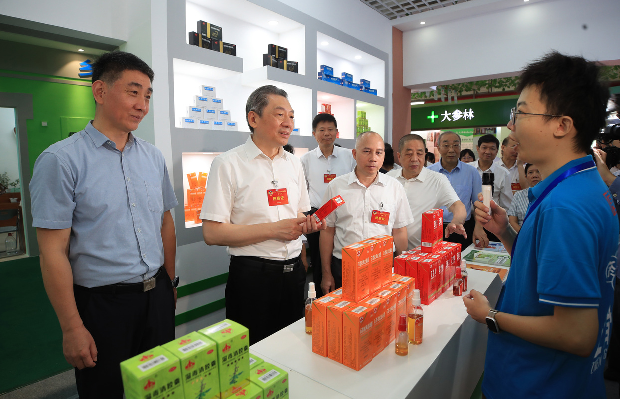    广西壮族自治区政协常委视察团围绕“深化区域合作，推动广西中医药产业高质量发展”开展监督性视察