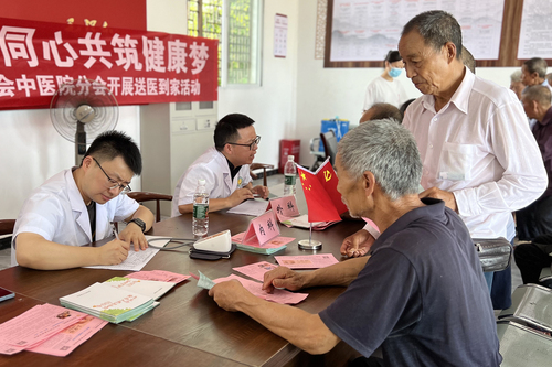 连日来，气温持续攀升，四川省南充市蓬安县政协积极组织部分政协委员，发挥专业特长，深入乡村、社区、村组，开展送医下乡及健康义诊活动。彭圣洲 摄