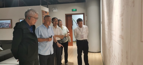 李欣给中轴线考察专家张建文讲中轴线 李欣给中轴线考察专家张建文讲中轴线