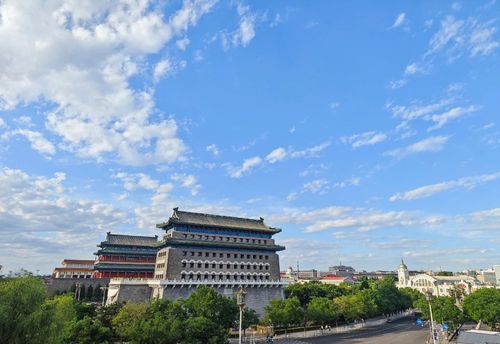 蓝天白云下的毛主席纪念堂、正阳门城楼、正阳门箭楼（左至右，5月31日摄）。新华社记者 陈晔华 摄