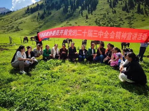 △近日，贾娜尔委员（左一）深入牧区开展宣讲活动。