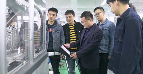 丁华锋（左三）给研究生讲解机器人设计和控(5324798)-20240911074001