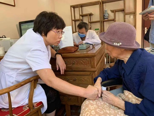 徐凤芹（左）正在为患者诊治。（图片由受访(5562331)-20241023103650