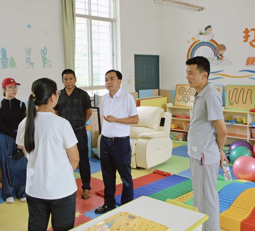 罗金洪(右二)调研中小学心理健康教育情况(5583642)-20241028094111