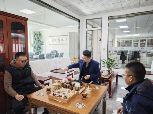 （10.30配稿）冯委员的罐罐茶(分离图(5602074)-20241030084420