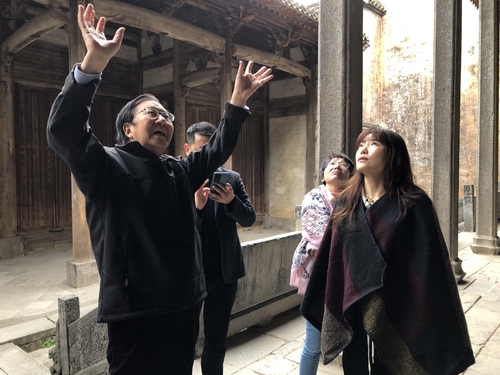 薪火不息(分离图)张其成（左一）在安徽呈(5614952)-20241101101008