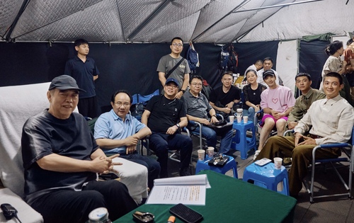 傅若清在《志愿军》系列电影拍摄现场指导工作