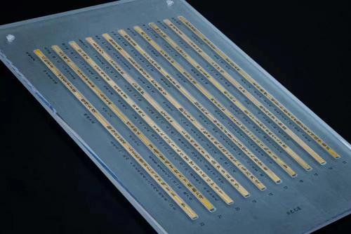 这是云梦县博物馆展出的睡虎地M11出土的《为吏之道》（复制品）律令简牍（2024年4月15日摄）。新华社记者 肖艺九 摄