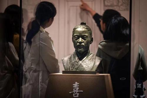 “喜”的3D复原头像在“惠此简书——睡虎地秦墓出土简牍”展览中展出。新华社记者肖艺九 摄