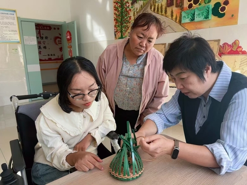 （1122）李秋梅：以编织为“媒”(分离(5744207)-20241122104806