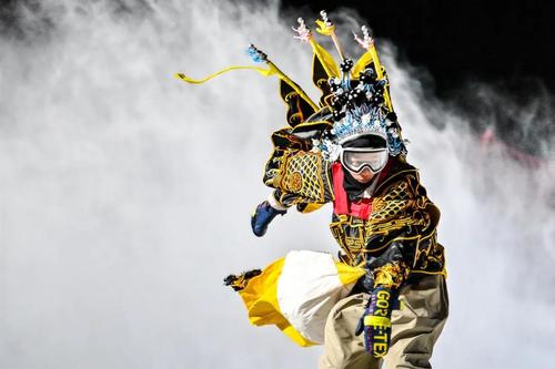 △12月12日，吉林省吉林市万科松花湖度假区，身穿京剧服饰的俱乐部成员陶野在雪道上滑行。新华社记者 张楠 摄