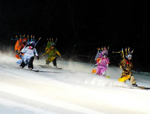 △12月12日，吉林省吉林市万科松花湖度假区，身穿京剧服饰的俱乐部成员们在雪道上滑行。新华社记者 颜麟蕴 摄