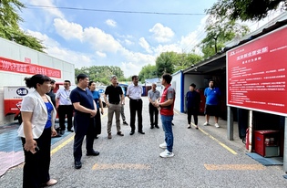 团结在光辉的旗帜下