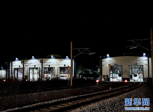 凌晨的广州东动车运用所检修库。新华网发 （谢荣浩 摄）