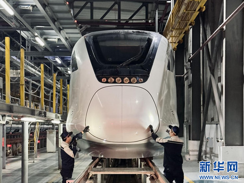 广州东动车运用所机械师进行一级修作业。新华网发 （谢荣浩 摄）