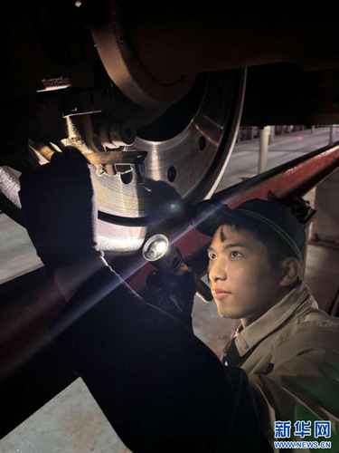 广州东动车运用所机械师进行闸片测量。新华网发 （谢荣浩 摄）