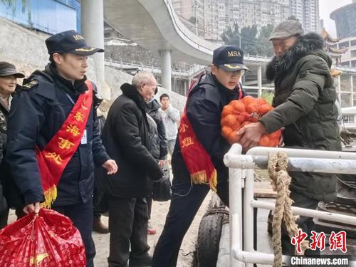 海事志愿者协助库区群众搬运货物和行李。陈道宇 摄