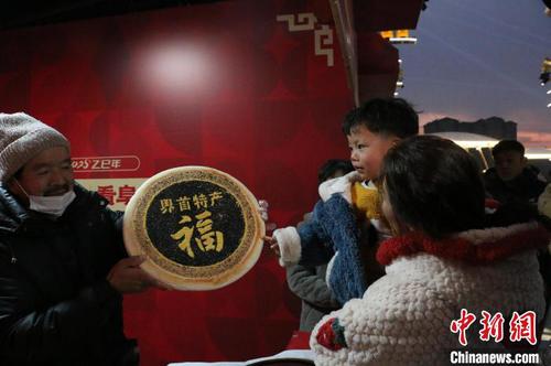 1月13日傍晚，在安徽阜阳市阜南县举行的“文旅惠民促消费 欢欢喜喜过大年”2025年春节安徽文旅主题活动暨阜阳“千集百会促消费”活动现场，来自界首市的特产福字“壮馍”，受到市民欢迎。刘浩 摄