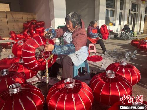 工人们在赶制各式花灯。陈雨彤 摄
