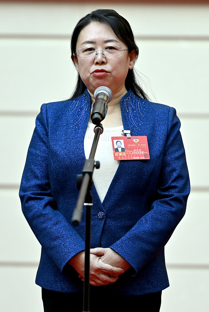 自治区政协委员、通辽市科尔沁区副区长杨秀媛