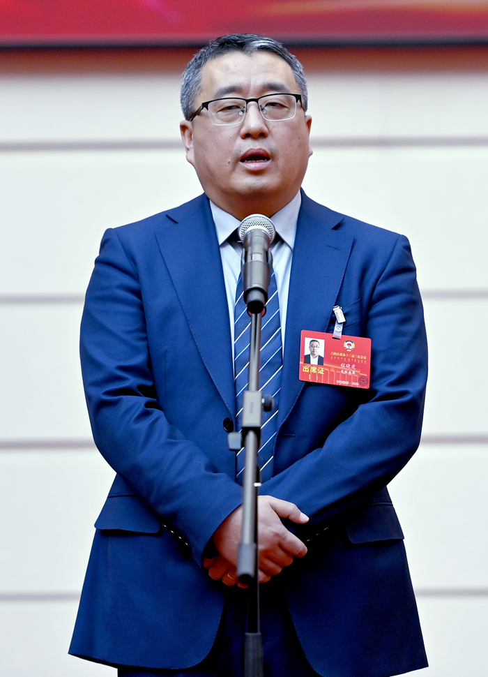 自治区政协委员、赤峰东荣羊绒发展（集团）有限公司总经理程晓虎