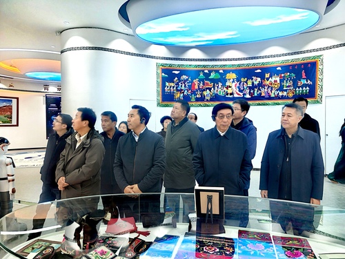 2024年11月19日，青海省政协党组书记、主席公保扎西等一行到海东市围绕“挖掘与弘扬各民族传统生态理念，强化守护为先的生态意识”开展专题调研并召开座谈会。市政协党组书记、主席桑文俊等参加座谈。