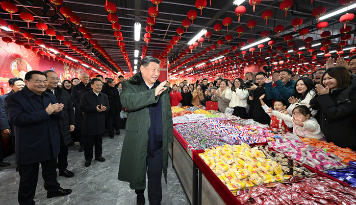 习近平察看春节市场供应：希望你们的生活像糖果一样甜甜美美