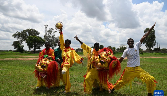 津巴布韦青年舞狮团的中国春节“初体验”