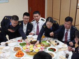 新春走基层丨赶时间的年夜饭